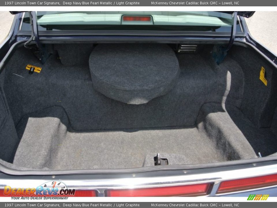1997 Lincoln Town Car Signature Trunk Photo #16