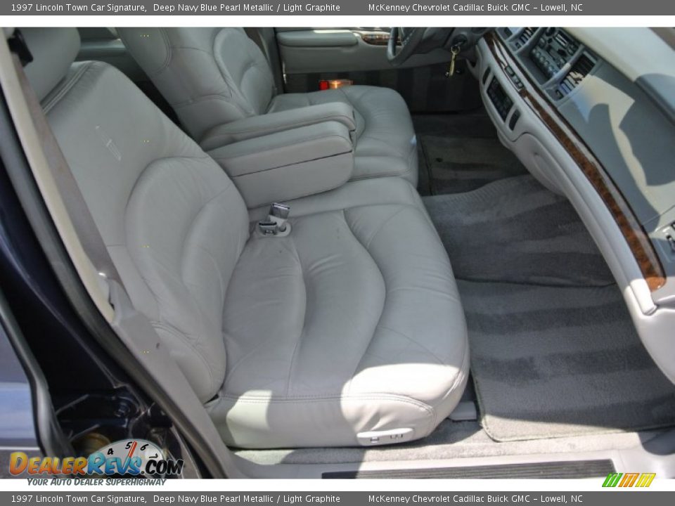 1997 Lincoln Town Car Signature Deep Navy Blue Pearl Metallic / Light Graphite Photo #17