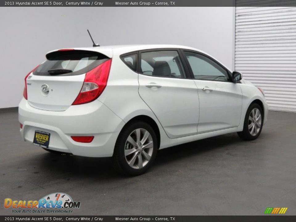 2013 Hyundai Accent SE 5 Door Century White / Gray Photo #2