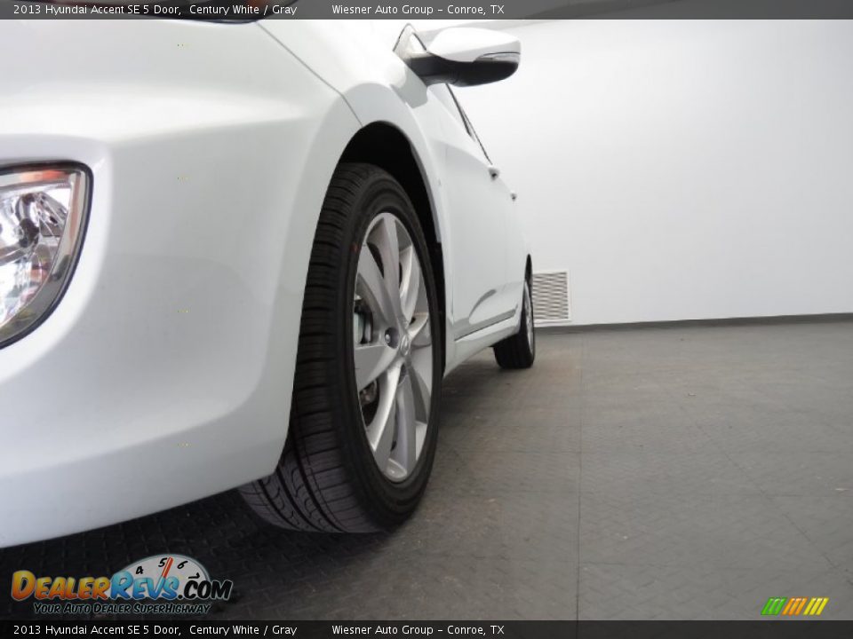 2013 Hyundai Accent SE 5 Door Century White / Gray Photo #5