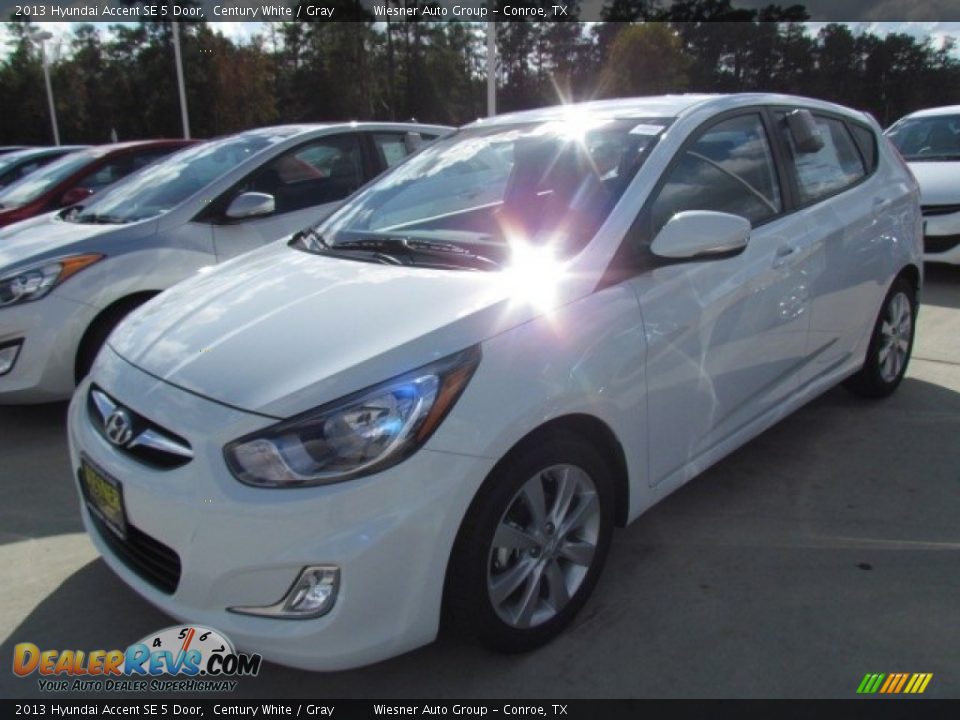2013 Hyundai Accent SE 5 Door Century White / Gray Photo #7
