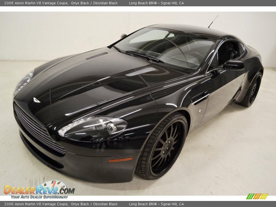 Front 3/4 View of 2006 Aston Martin V8 Vantage Coupe Photo #5