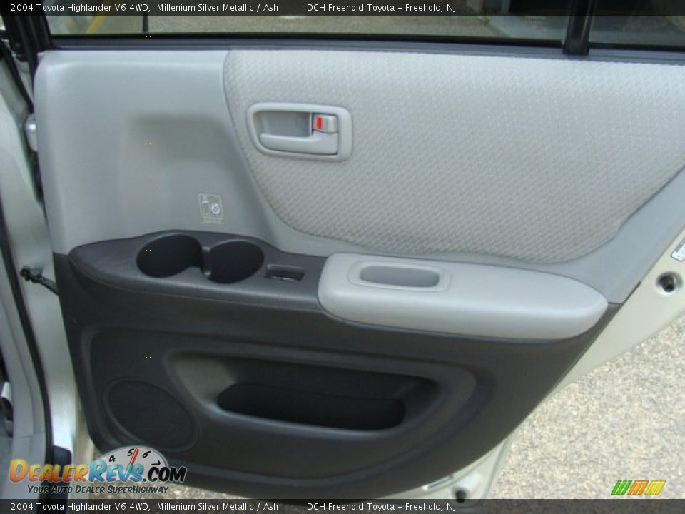 2004 Toyota Highlander V6 4WD Millenium Silver Metallic / Ash Photo #25