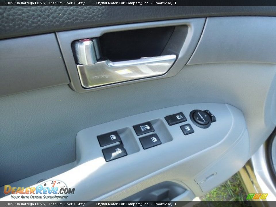 2009 Kia Borrego LX V6 Titanium Silver / Gray Photo #19