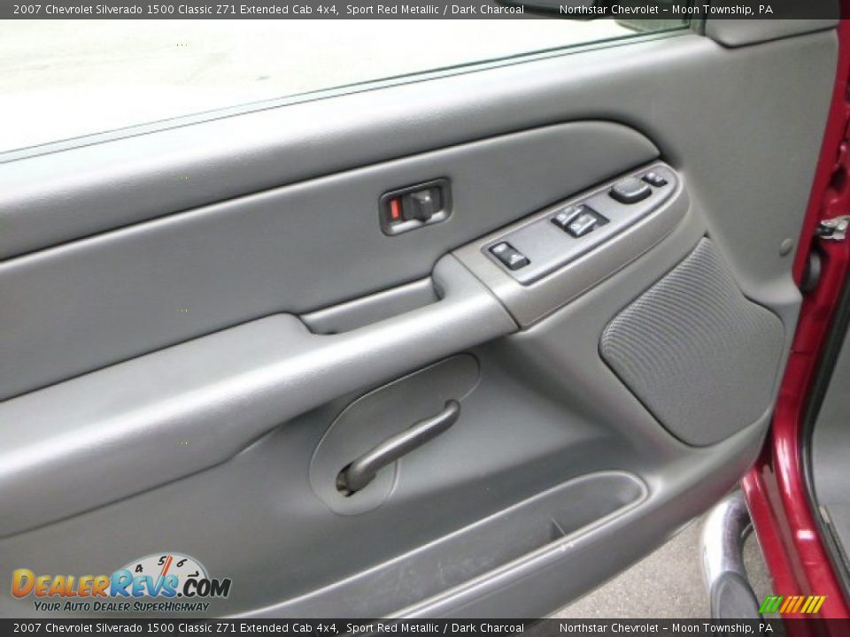 Controls of 2007 Chevrolet Silverado 1500 Classic Z71 Extended Cab 4x4 Photo #10