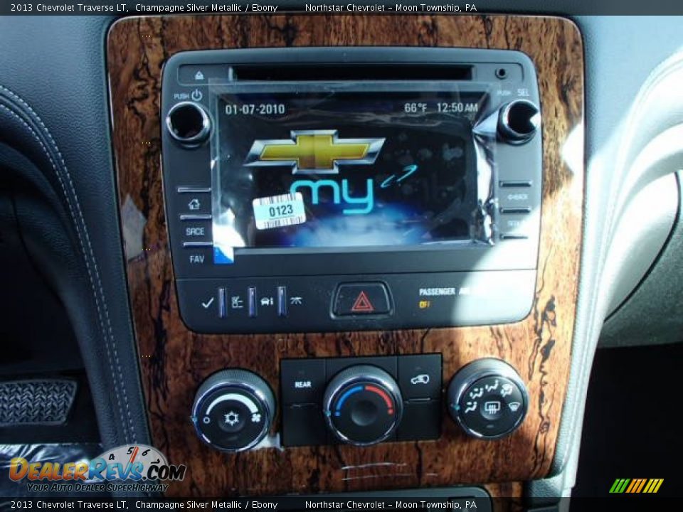 Controls of 2013 Chevrolet Traverse LT Photo #16