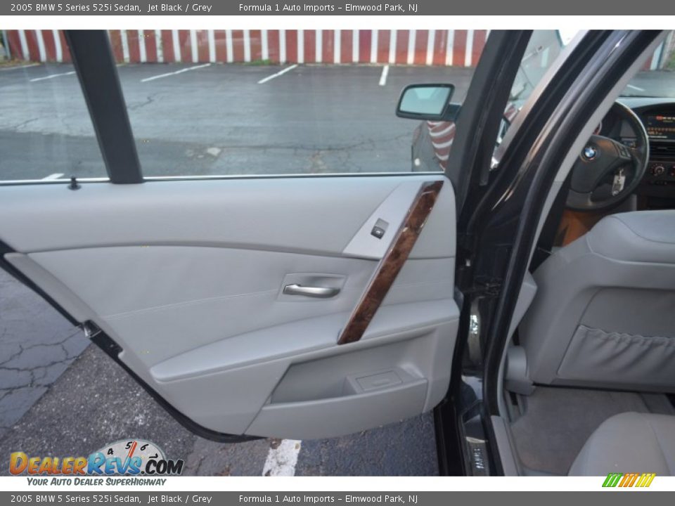 2005 BMW 5 Series 525i Sedan Jet Black / Grey Photo #26