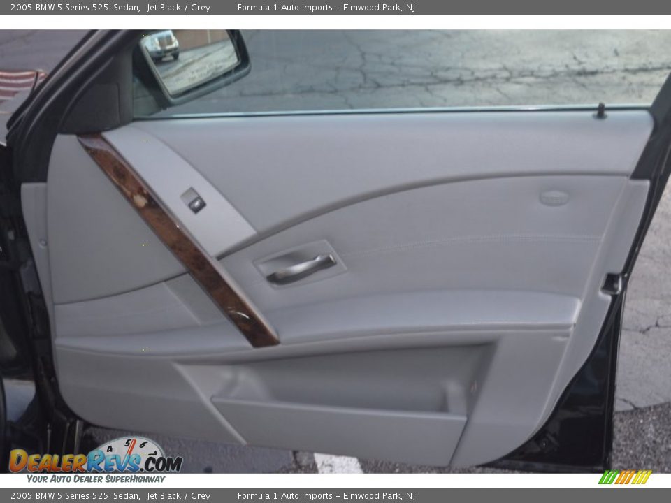 2005 BMW 5 Series 525i Sedan Jet Black / Grey Photo #28