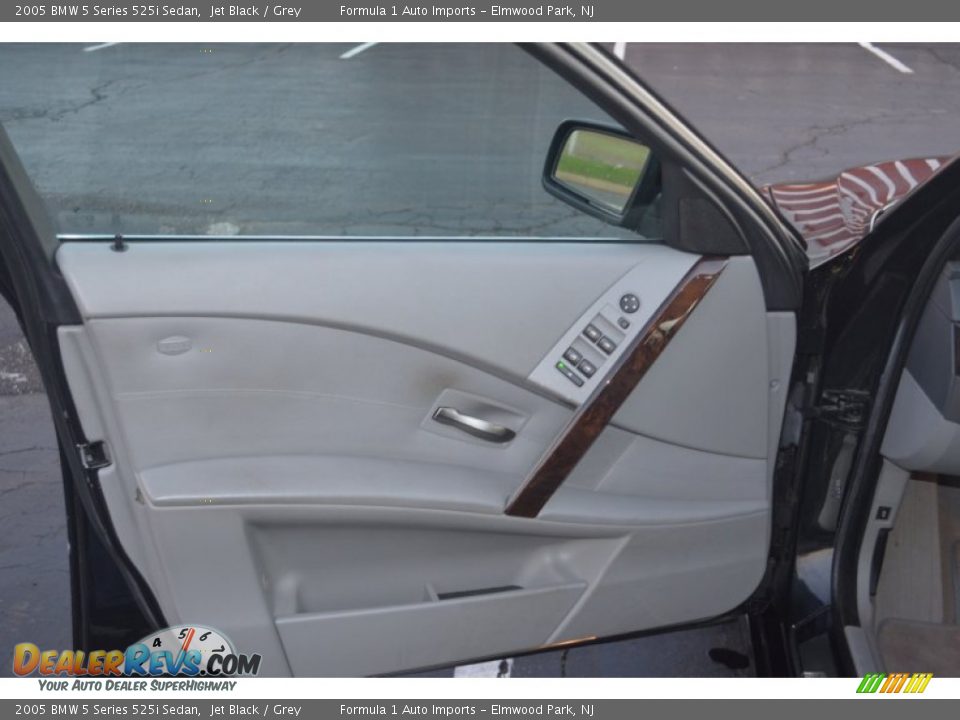 2005 BMW 5 Series 525i Sedan Jet Black / Grey Photo #29