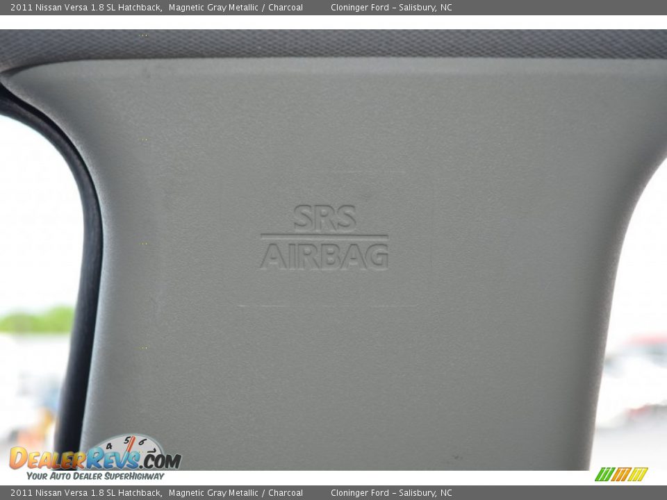 2011 Nissan Versa 1.8 SL Hatchback Magnetic Gray Metallic / Charcoal Photo #28