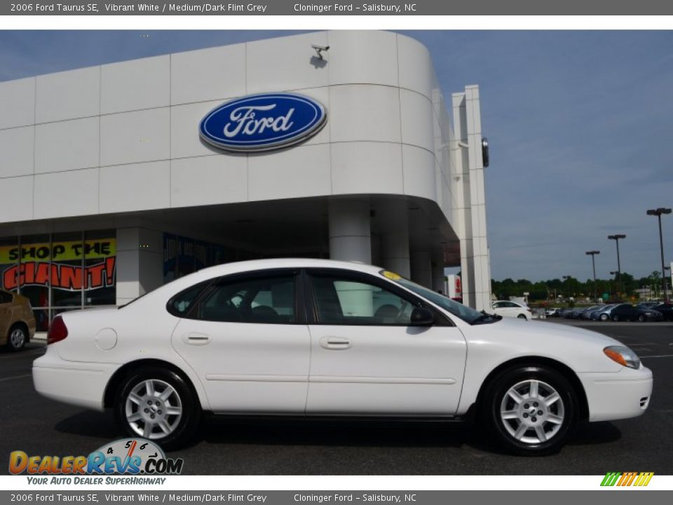 Vibrant White 2006 Ford Taurus SE Photo #2