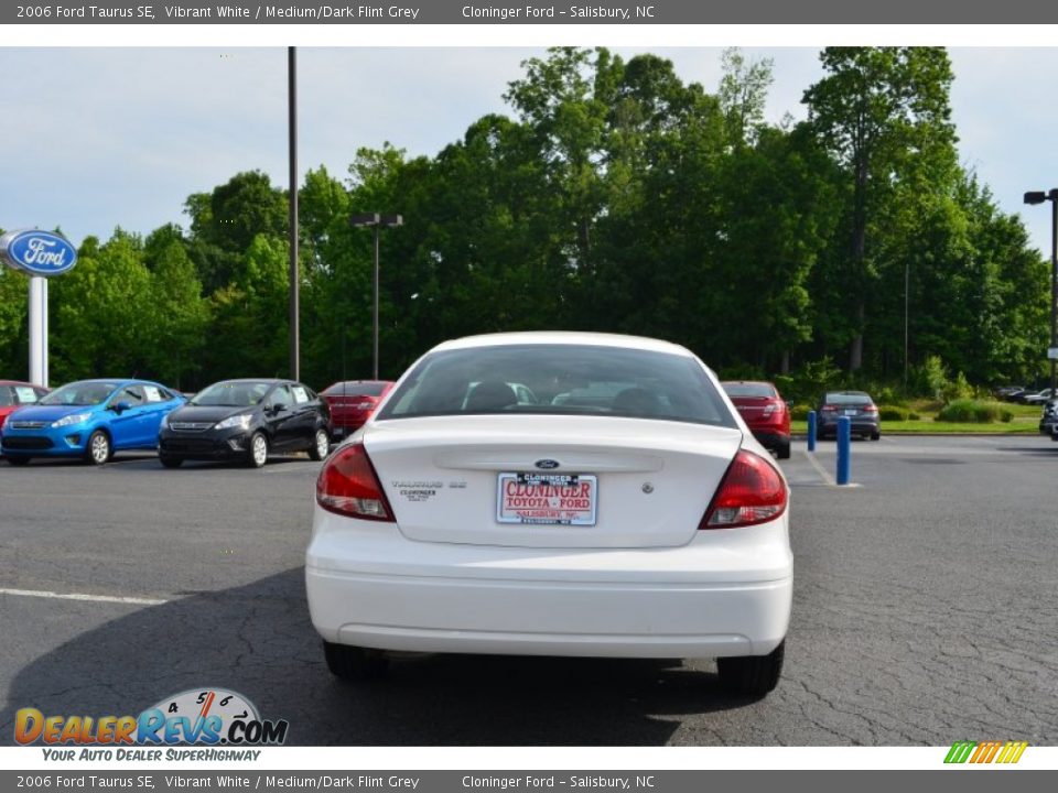 2006 Ford Taurus SE Vibrant White / Medium/Dark Flint Grey Photo #4