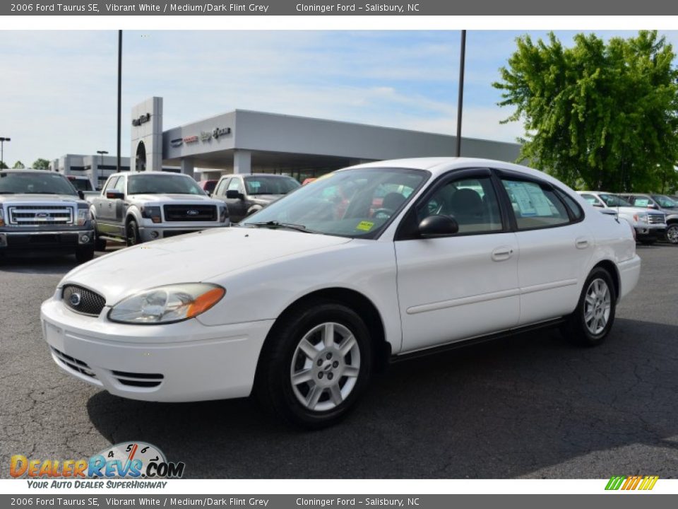2006 Ford Taurus SE Vibrant White / Medium/Dark Flint Grey Photo #6