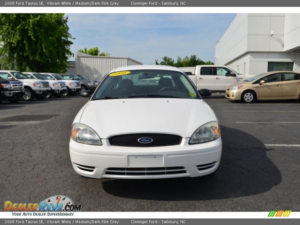 2006 Ford Taurus SE Vibrant White / Medium/Dark Flint Grey Photo #7