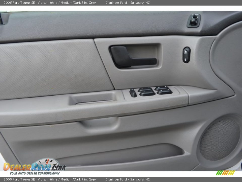 2006 Ford Taurus SE Vibrant White / Medium/Dark Flint Grey Photo #8