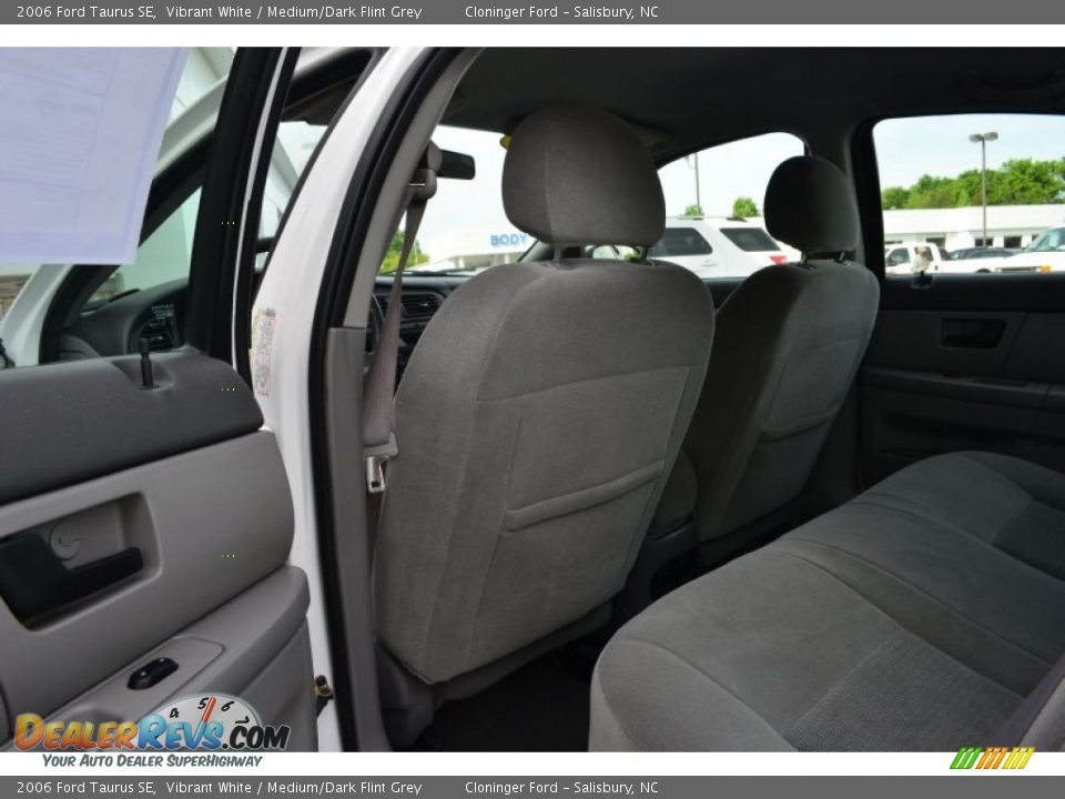 2006 Ford Taurus SE Vibrant White / Medium/Dark Flint Grey Photo #11