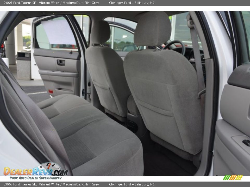 2006 Ford Taurus SE Vibrant White / Medium/Dark Flint Grey Photo #13