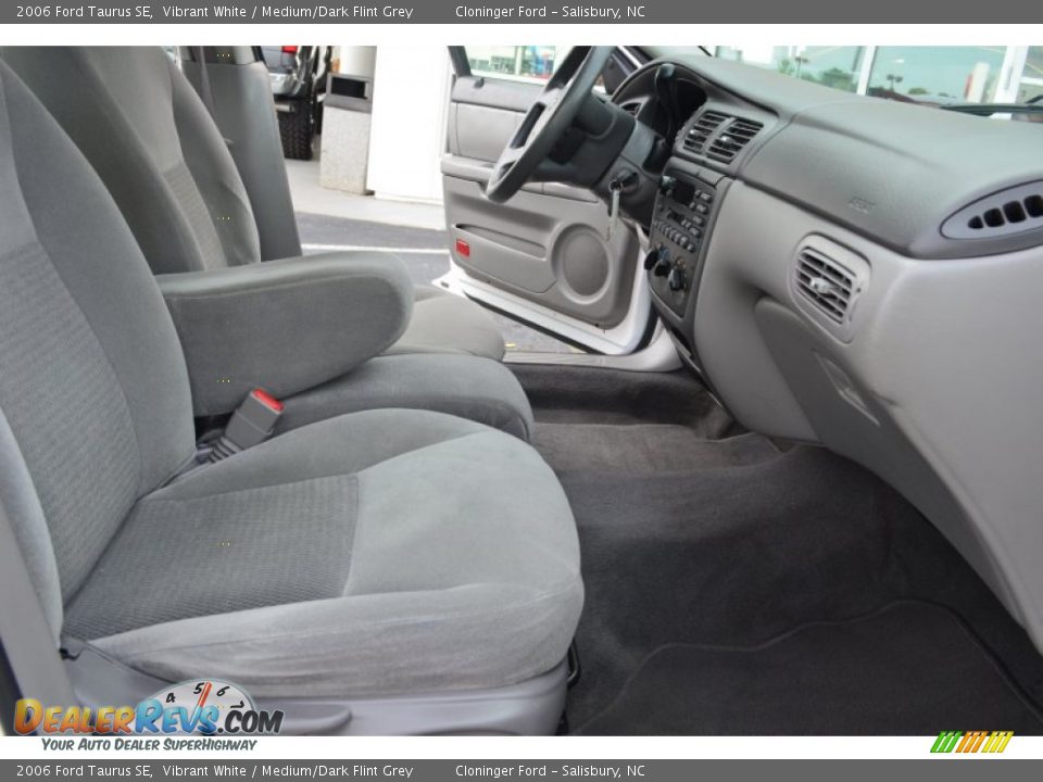 2006 Ford Taurus SE Vibrant White / Medium/Dark Flint Grey Photo #14