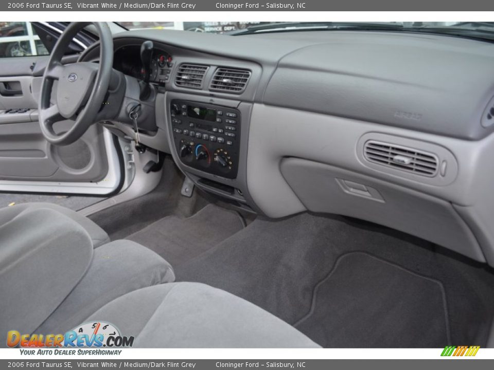 Dashboard of 2006 Ford Taurus SE Photo #15