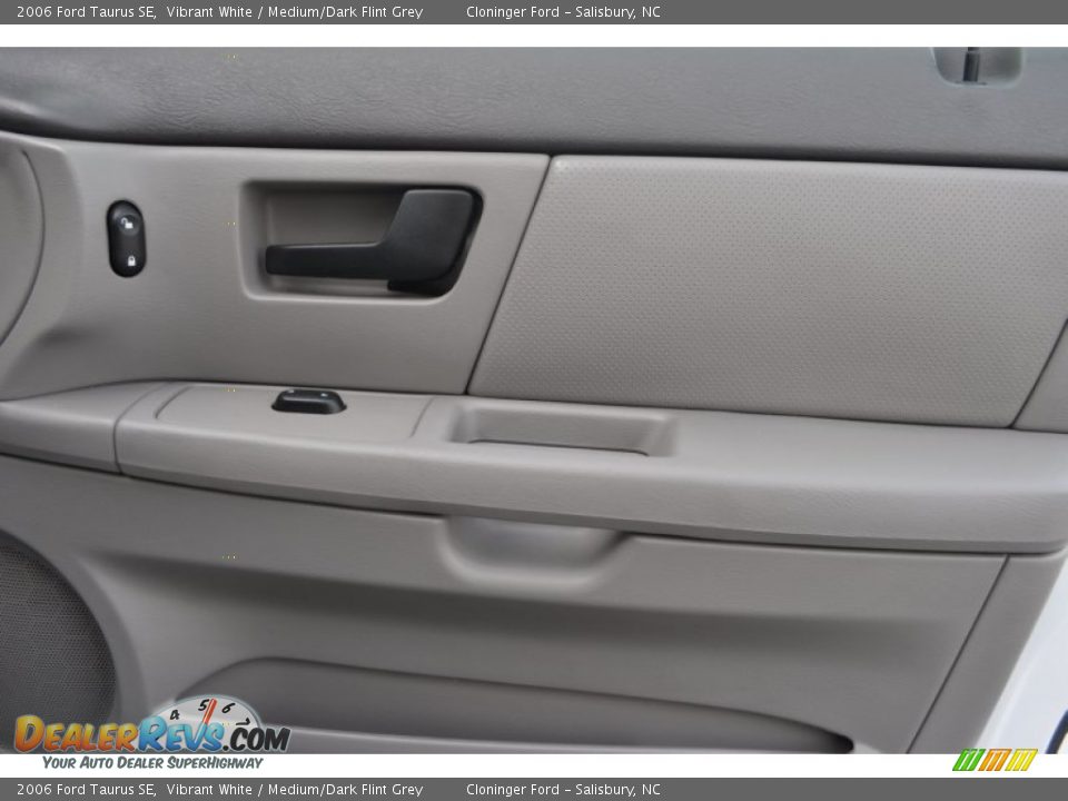 2006 Ford Taurus SE Vibrant White / Medium/Dark Flint Grey Photo #16