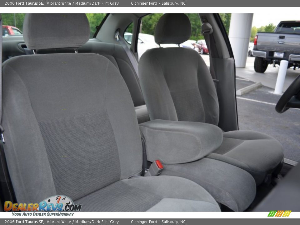 2006 Ford Taurus SE Vibrant White / Medium/Dark Flint Grey Photo #17