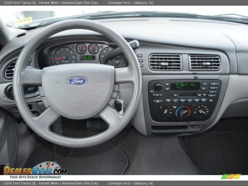 Controls of 2006 Ford Taurus SE Photo #19