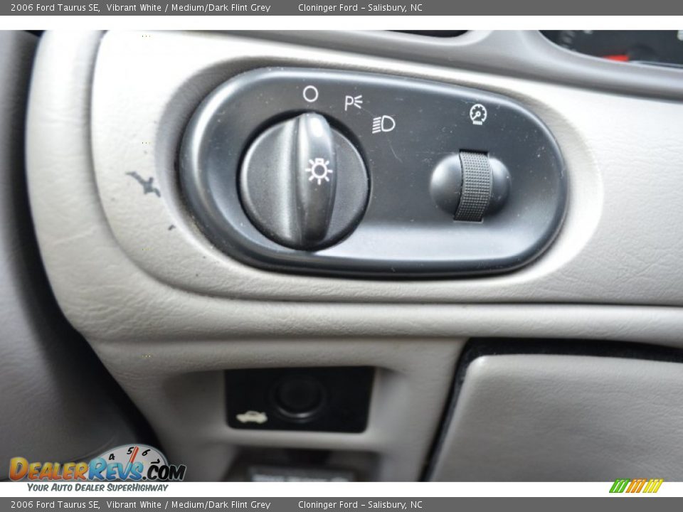 Controls of 2006 Ford Taurus SE Photo #20