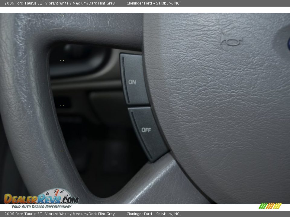 2006 Ford Taurus SE Vibrant White / Medium/Dark Flint Grey Photo #21