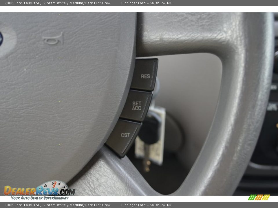 2006 Ford Taurus SE Vibrant White / Medium/Dark Flint Grey Photo #22