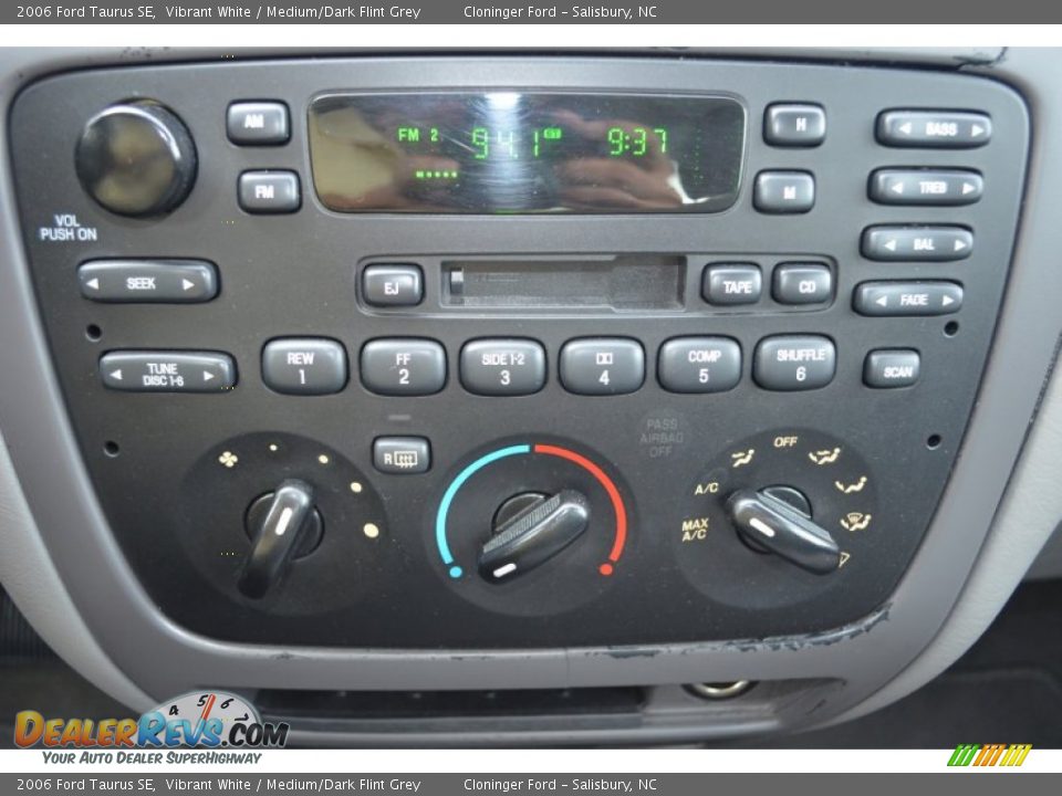 Controls of 2006 Ford Taurus SE Photo #24