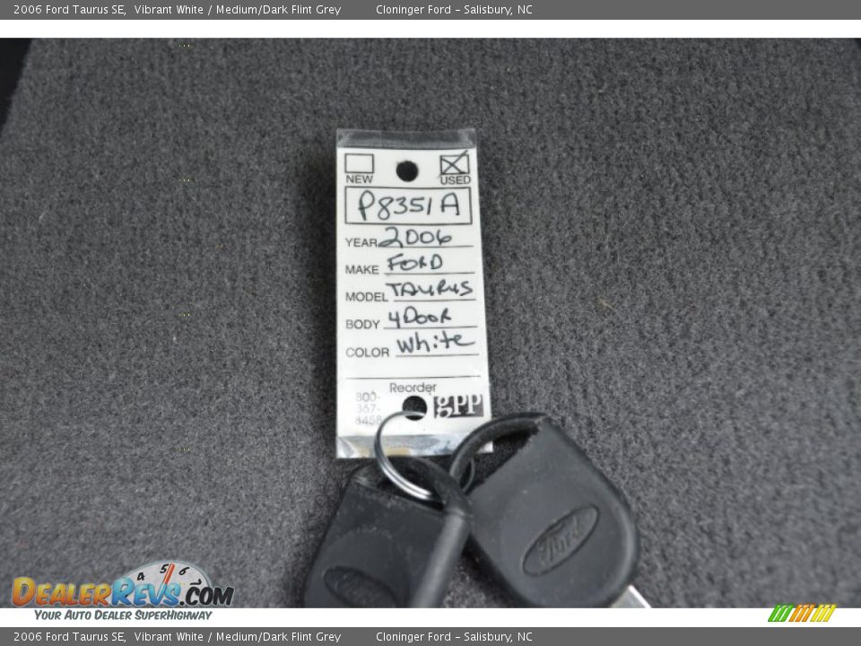 2006 Ford Taurus SE Vibrant White / Medium/Dark Flint Grey Photo #25