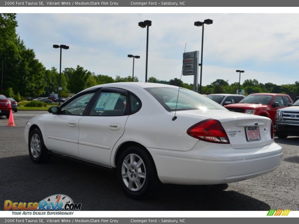 2006 Ford Taurus SE Vibrant White / Medium/Dark Flint Grey Photo #26