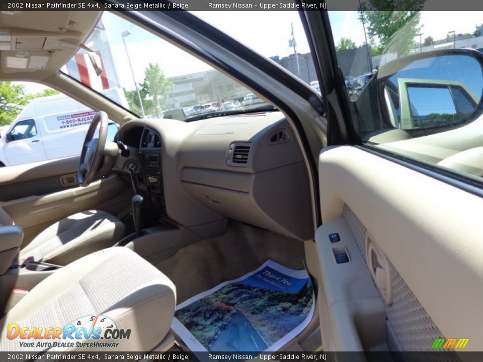 2002 Nissan Pathfinder SE 4x4 Sahara Beige Metallic / Beige Photo #11