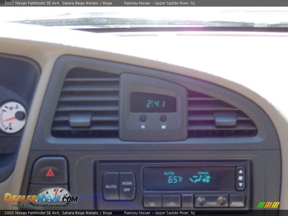 2002 Nissan Pathfinder SE 4x4 Sahara Beige Metallic / Beige Photo #15