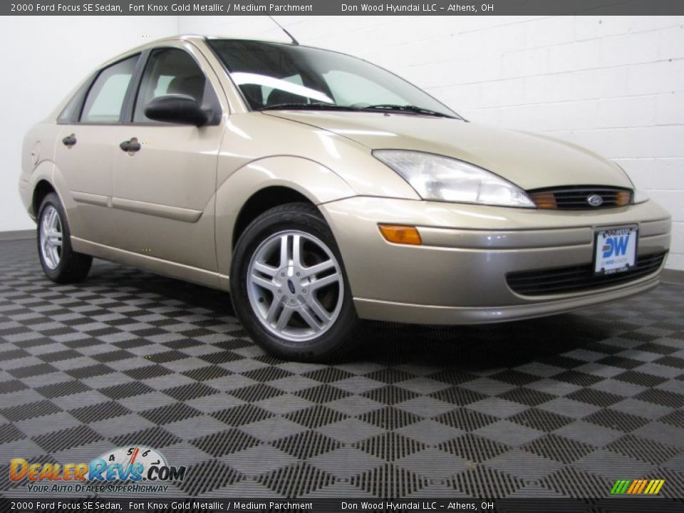 2000 Ford Focus SE Sedan Fort Knox Gold Metallic / Medium Parchment Photo #1