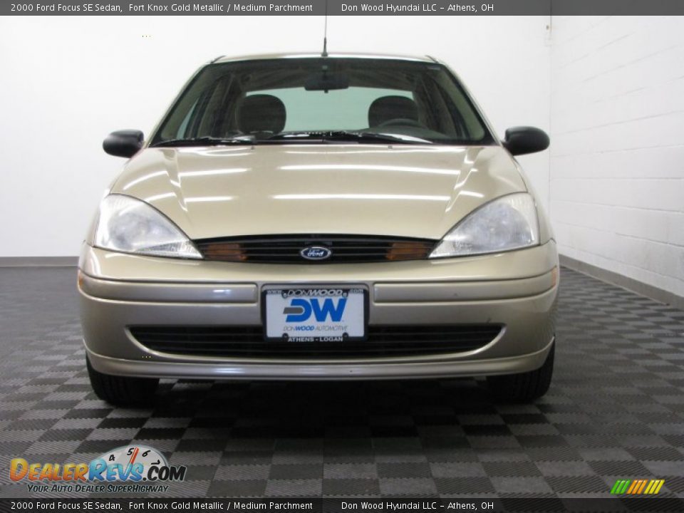 2000 Ford Focus SE Sedan Fort Knox Gold Metallic / Medium Parchment Photo #2