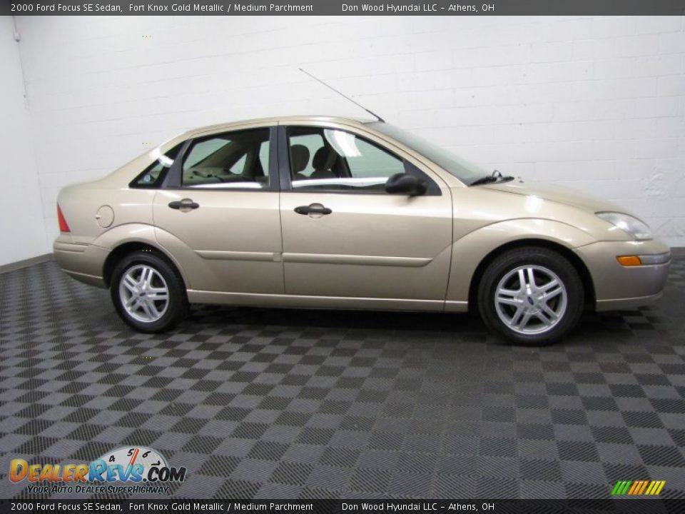 2000 Ford Focus SE Sedan Fort Knox Gold Metallic / Medium Parchment Photo #3
