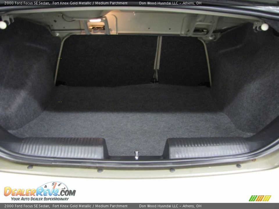 2000 Ford Focus SE Sedan Fort Knox Gold Metallic / Medium Parchment Photo #4