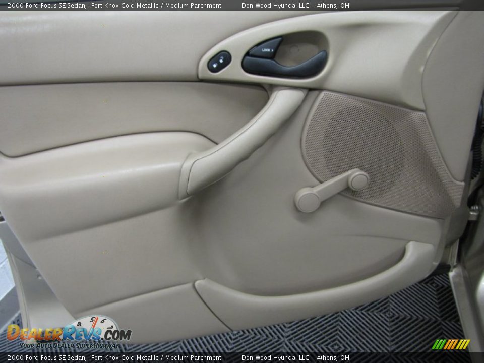 2000 Ford Focus SE Sedan Fort Knox Gold Metallic / Medium Parchment Photo #10
