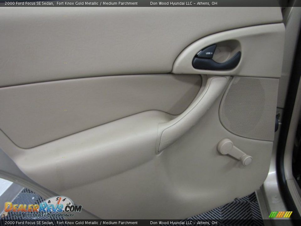 2000 Ford Focus SE Sedan Fort Knox Gold Metallic / Medium Parchment Photo #11