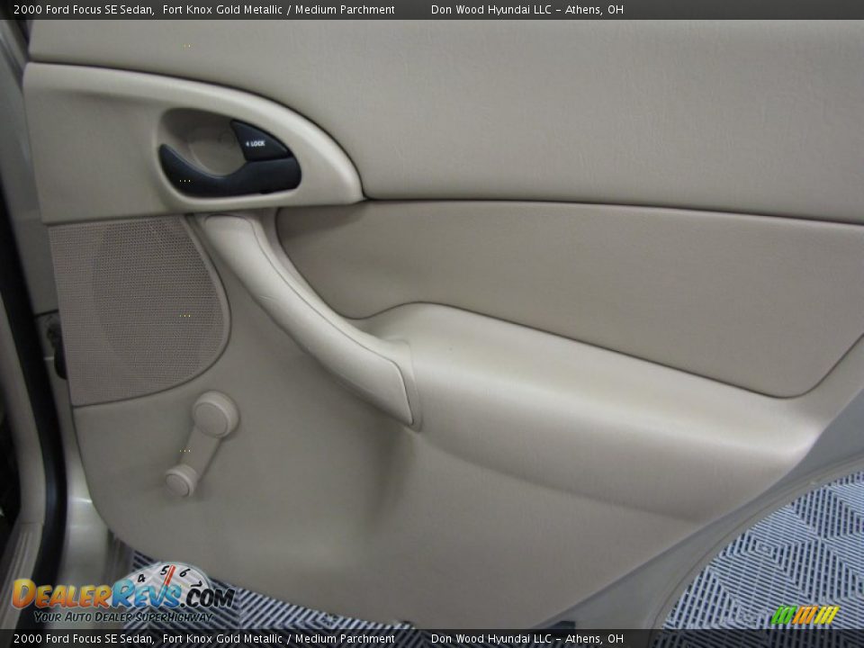 2000 Ford Focus SE Sedan Fort Knox Gold Metallic / Medium Parchment Photo #12