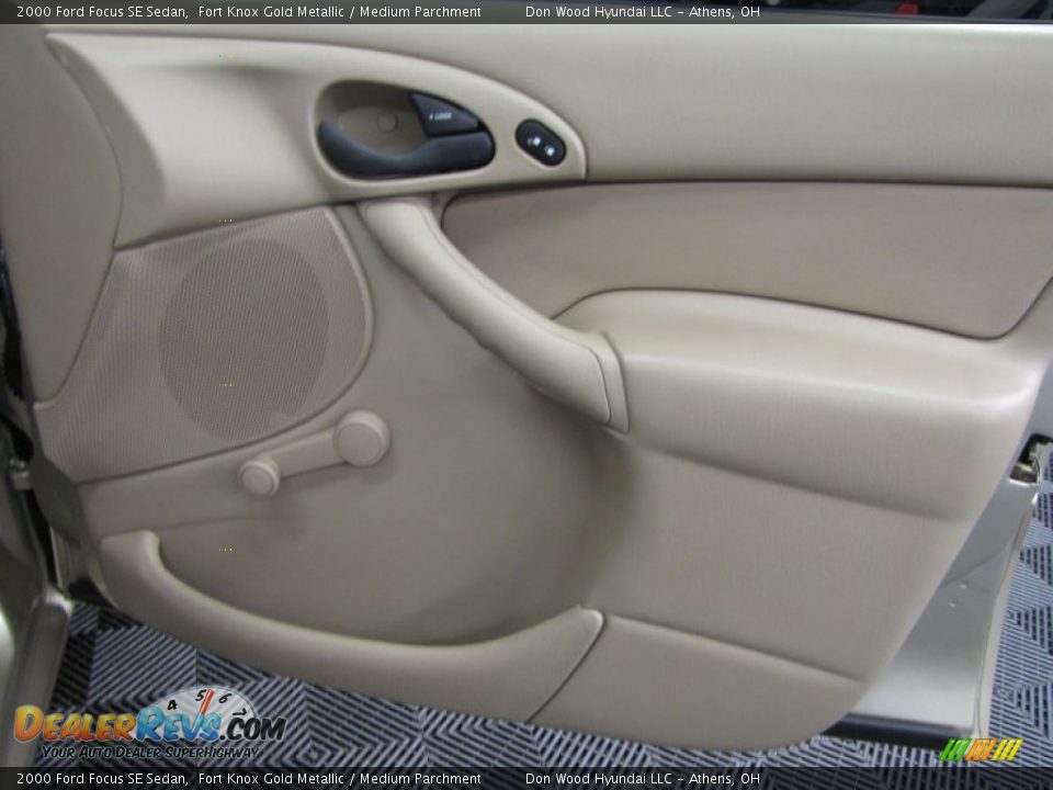 2000 Ford Focus SE Sedan Fort Knox Gold Metallic / Medium Parchment Photo #13