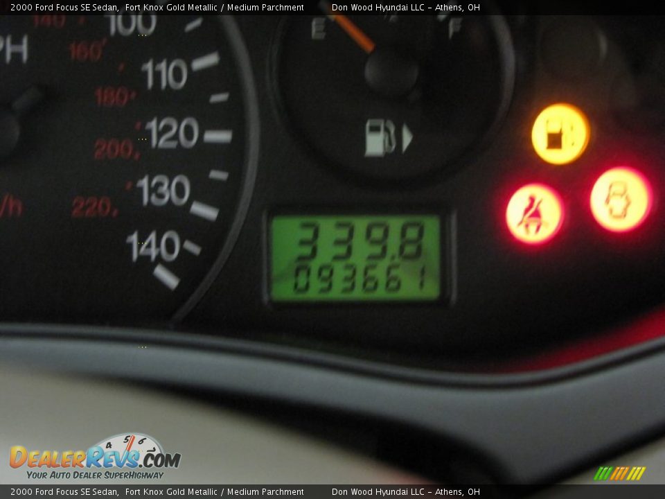 2000 Ford Focus SE Sedan Fort Knox Gold Metallic / Medium Parchment Photo #15