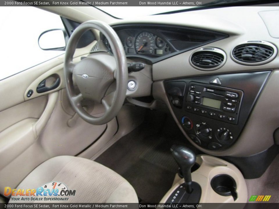 2000 Ford Focus SE Sedan Fort Knox Gold Metallic / Medium Parchment Photo #16