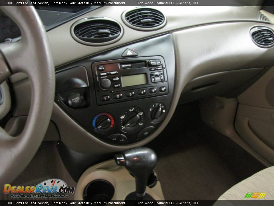 2000 Ford Focus SE Sedan Fort Knox Gold Metallic / Medium Parchment Photo #17
