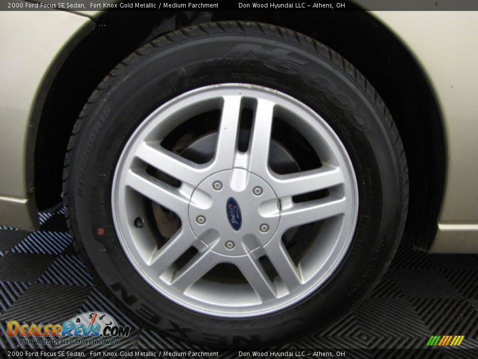 2000 Ford Focus SE Sedan Fort Knox Gold Metallic / Medium Parchment Photo #18