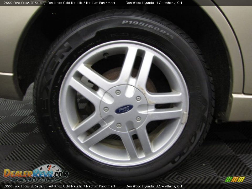 2000 Ford Focus SE Sedan Fort Knox Gold Metallic / Medium Parchment Photo #19