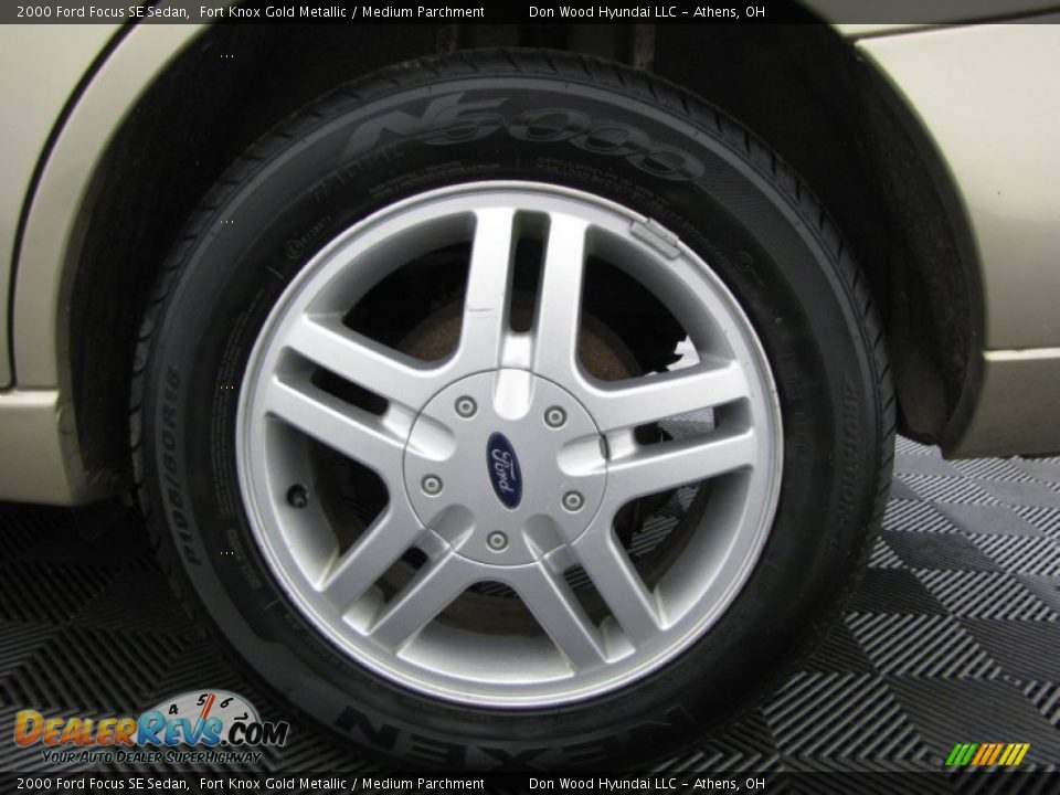 2000 Ford Focus SE Sedan Fort Knox Gold Metallic / Medium Parchment Photo #20