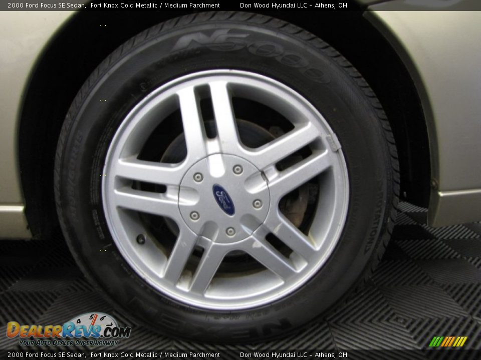 2000 Ford Focus SE Sedan Fort Knox Gold Metallic / Medium Parchment Photo #21