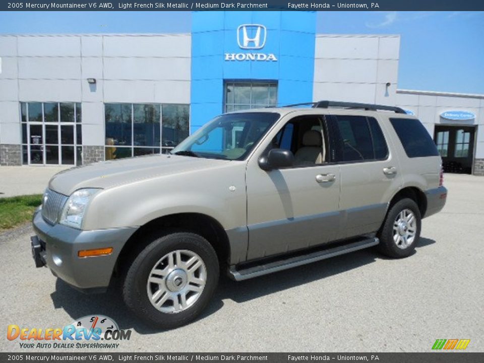 Front 3/4 View of 2005 Mercury Mountaineer V6 AWD Photo #1